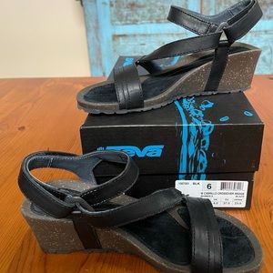 Teva sandals size 6 black never worn
